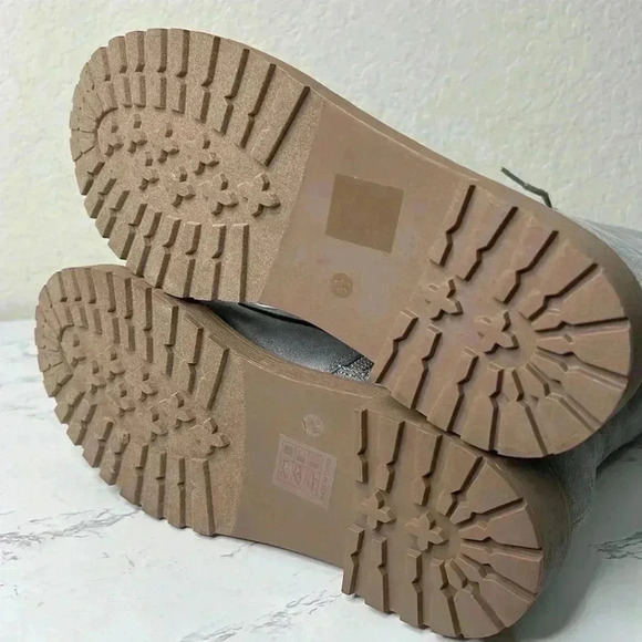 Journee Collection Cadee Tru
Comfort Foam Inside Zip Block Heel Booties
Grey 8.5 - Picture 5 of 14